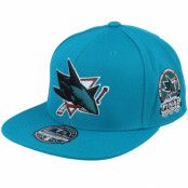 Mitchell&Ness - NHL Blå fitted Keps - San Jose Sharks Side Patch Teal Fitted @ Hatstore