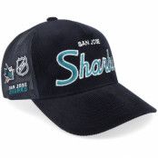 Mitchell&Ness - NHL Svart trucker Keps - San Jose Sharks Times Up Black Trucker @ Hatstore