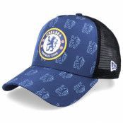 New Era - Football Blå trucker Keps - Chelsea All Over Print Blue/Black Trucker @ Hatstore