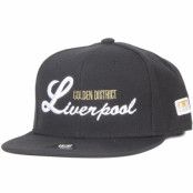 Golden District - Svart snapback Keps - Liverpool Script Black/White Snapback @ Hatstore