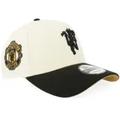 New Era - Football Beige adjustable Keps - Hatstore Exclusive x Manchester United 9FORTY Chrome/Black A-frame Adjustable @ Hatstore
