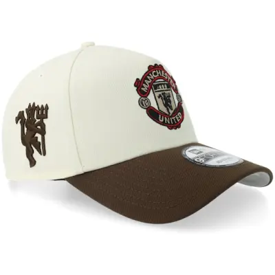 New Era - Football Beige adjustable Keps - Hatstore Exclusive x Manchester United 9FORTY Chrome/Brown A-Frame-Adjustable @ Hatstore