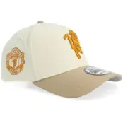 New Era - Football Beige adjustable Keps - Hatstore Exclusive x Manchester United 9FORTY Chrome/Camel A-Frame Adjustable @ Hatstore