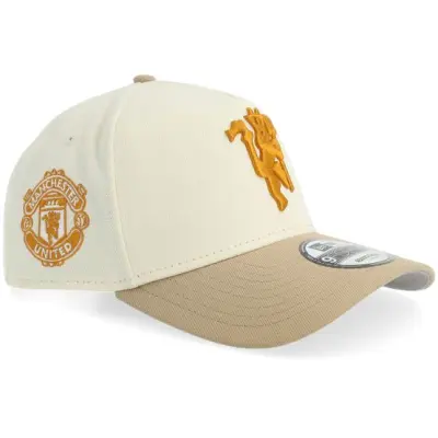 New Era - Football Beige adjustable Keps - Hatstore Exclusive x Manchester United 9FORTY Chrome/Camel A-Frame Adjustable @ Hatstore