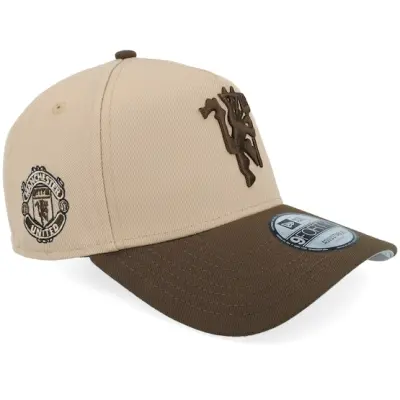 New Era - Football Beige adjustable Keps - Manchester United 9FORTY Camel/Walnut A-frame Adjustable @ Hatstore