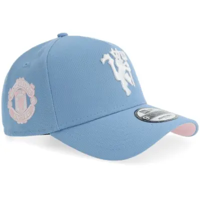 New Era - Football Blå adjustable Keps - Hatstore Exclusive x Manchester United 9FORTY Sky Blue/Pink A-Frame Adjustable @ Hatstore