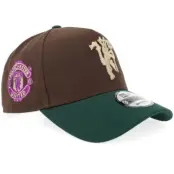 New Era - Football Brun adjustable Keps - Hatstore Exclusive x Manchester United 9FORTY Walnut/Dark Green A-frame Adjustable @ Hatstore