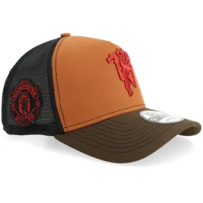 New Era - Football Orange trucker Keps - Hatstore Exclusive x Manchester United 9FORTY Toasted Peanut/Walnut/Black A-Frame Trucker @ Hatstore