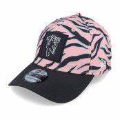 New Era - Football Rosa flexfit Keps - Manchester United All Over Print Zebra 39THIRTY Pink/Black Flexfit @ Hatstore