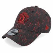 New Era - Football Svart adjustable Keps - Manchester United Crinkle All Over Print 9FORTY Black/Scarlet Adjustable @ Hatstore