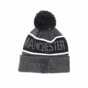 New Era - Football Svart pom Beanie - Manchester United Reflect Bobble Cuf Black/White Pom @ Hatstore