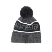 New Era - Football Svart pom Beanie - Manchester United Reflect Bobble Cuf Black/White Pom @ Hatstore