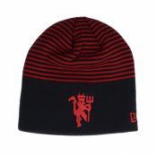 New Era - Football Svart traditionalbeanie Beanie - Manchester United Stripe Skull Knit Black/Scarlet Beanie @ Hatstore