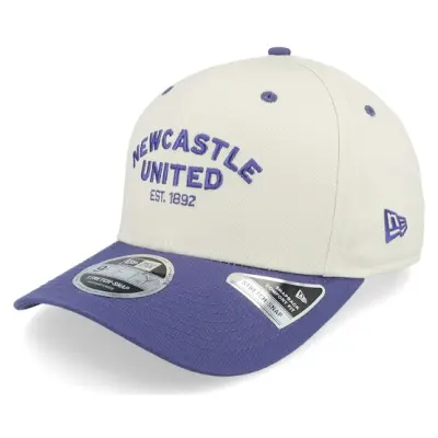 New Era - Football Beige adjustable Keps - Newcastle United Contrast Visor 9FIFTY Ivory/Purple Adjustable @ Hatstore
