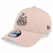 New Era - Football Beige unconstructed Keps - Newcastle United Seasonal 9TWENTY Khaki Dad Cap @ Hatstore