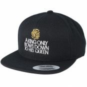 Lions - Svart snapback Keps - A King Only Bows Down To His Queen Black Snapback @ Hatstore