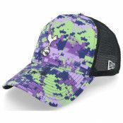 New Era - Football Camo trucker Keps - Tottenham Hotspur All Over Print Glitch Purple/Green/Black A-Frame Trucker @ Hatstore