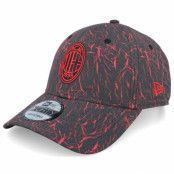 New Era - Football Svart adjustable Keps - AC Milan Crinkle All Over Print 9FORTY Black/Red Adjustable @ Hatstore